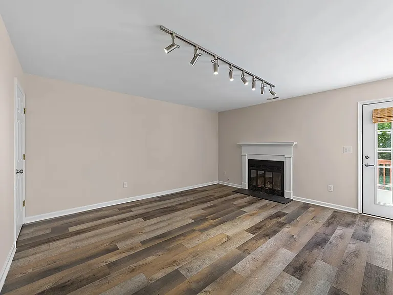 102 Shady Spring Pl — Photo 10