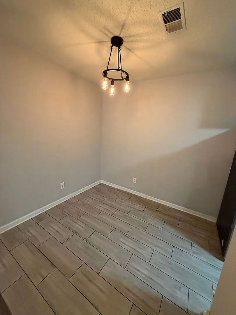 Move-in Special! 1/2 Off First Month! Newly Renovated Unit | 2 BR/1BA | Chandler Estates in Rock ... — Photo 4