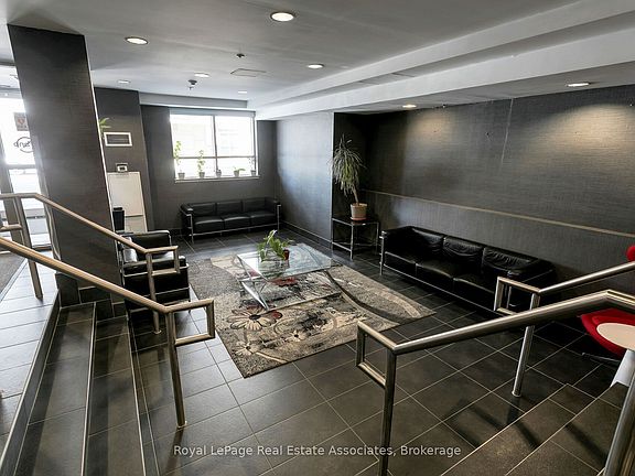 4th image of 812 Lansdowne Ave #512