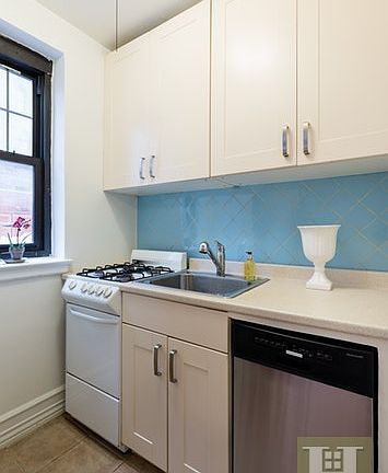 2nd image of 200 E 16th St APT 2G