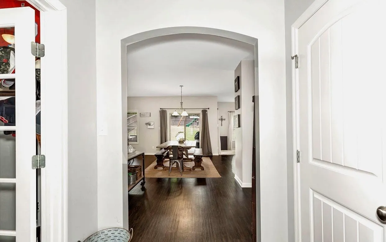 5 bed, 2.5 bath, 3118 sqft, $3,595 — Photo 4