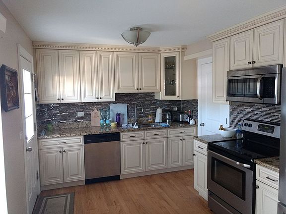 2nd image of 514 Warren Ct