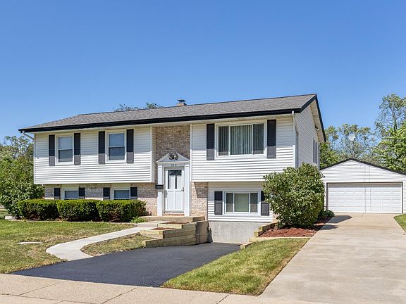 3rd image of 590 Glendale Ln