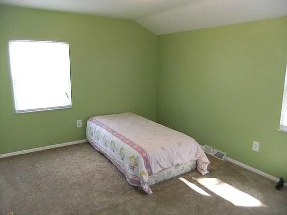 4 bed, 1148 sqft, $1,300 — Photo 2