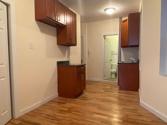 4th image of 453 W 36th St #3D
