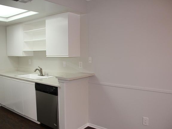 3rd image of 12728 Moorpark St APT 18