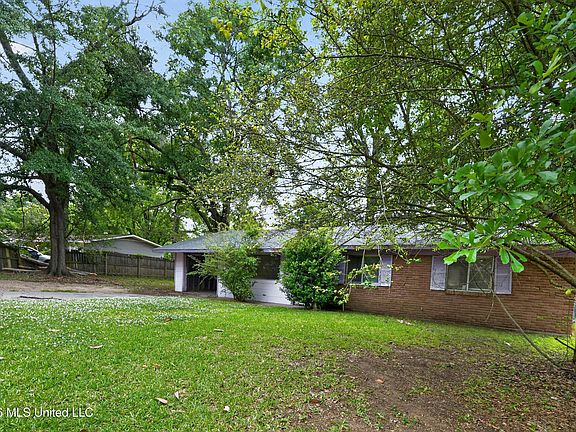 3rd image of 366 Queen Marie Ln