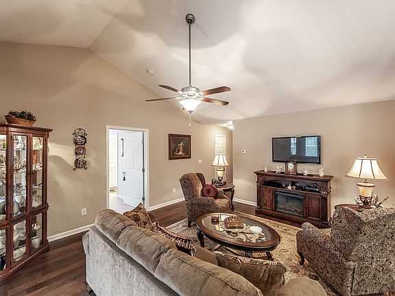 5th image of 395 Devon Chase Hl Unit 6003