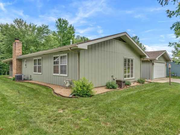 2904 Belle Haven Dr, Lawrence, KS 66046