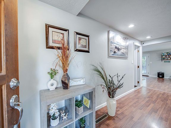 3rd image of 6908 Laird Ave