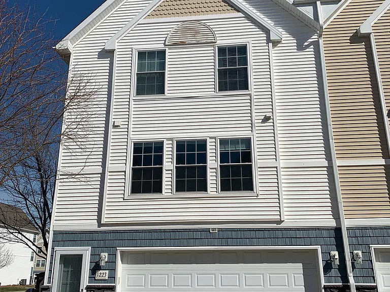 1223 SE Village View Ln — Photo 1