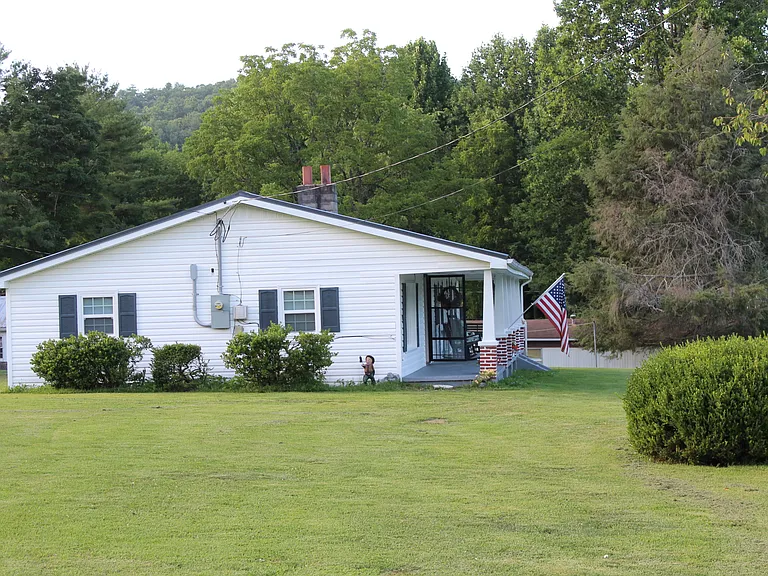 2864 Highway 421 N — Photo 4