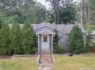 33 Oneida Ave, Selden, NY 11784