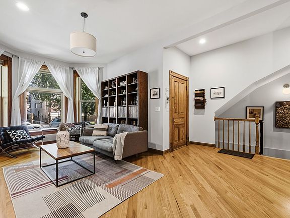 3rd image of 832 N Paulina St APT 1