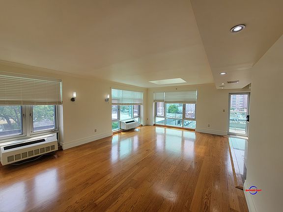 4th image of 531 W 235th St #Penthouse