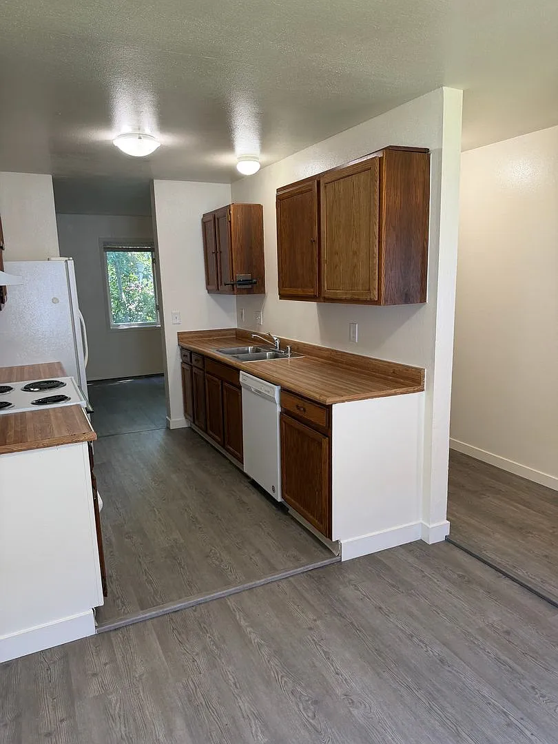 935 E 45th CT - SL70/30 — Photo 4