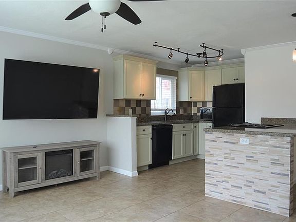 5th image of 14036 Marguerite Dr APT B
