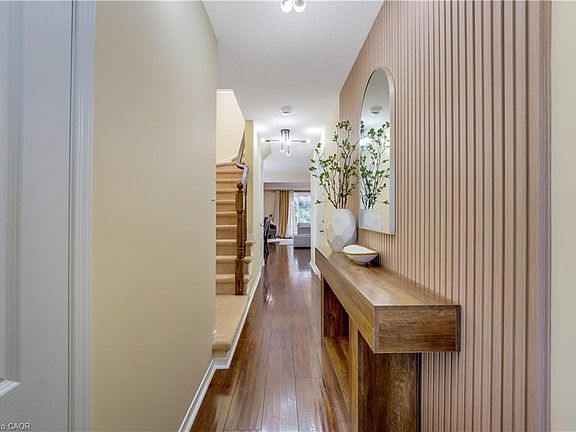 3rd image of 538 Beaumont Cres