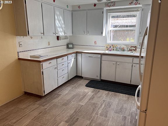 4th image of 3984 Robin Ave