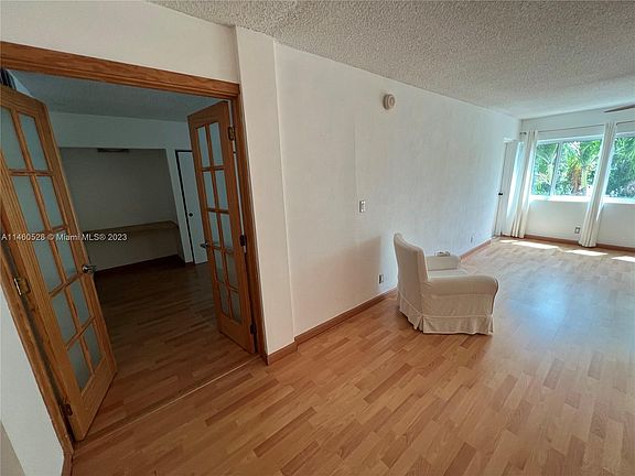3rd image of 120 Lakeview Dr APT 203