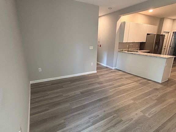 Living room, fits couches on both walls