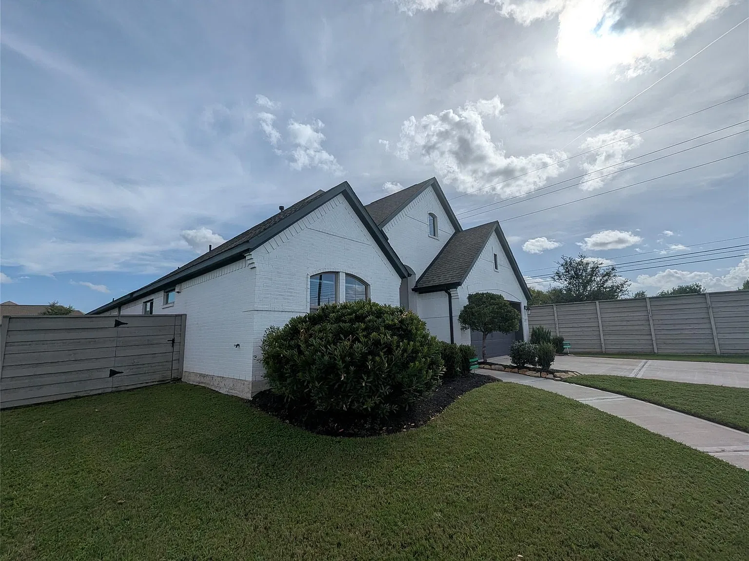 4 bed, 2452 sqft, $3,000 — Photo 2