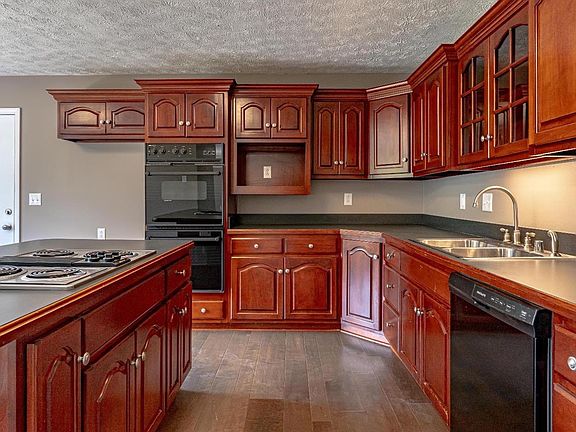 3rd image of 401 Hanks Ln