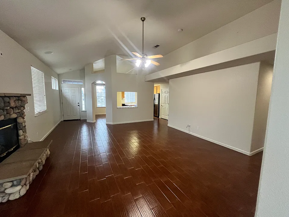 18432 Laurin Dr