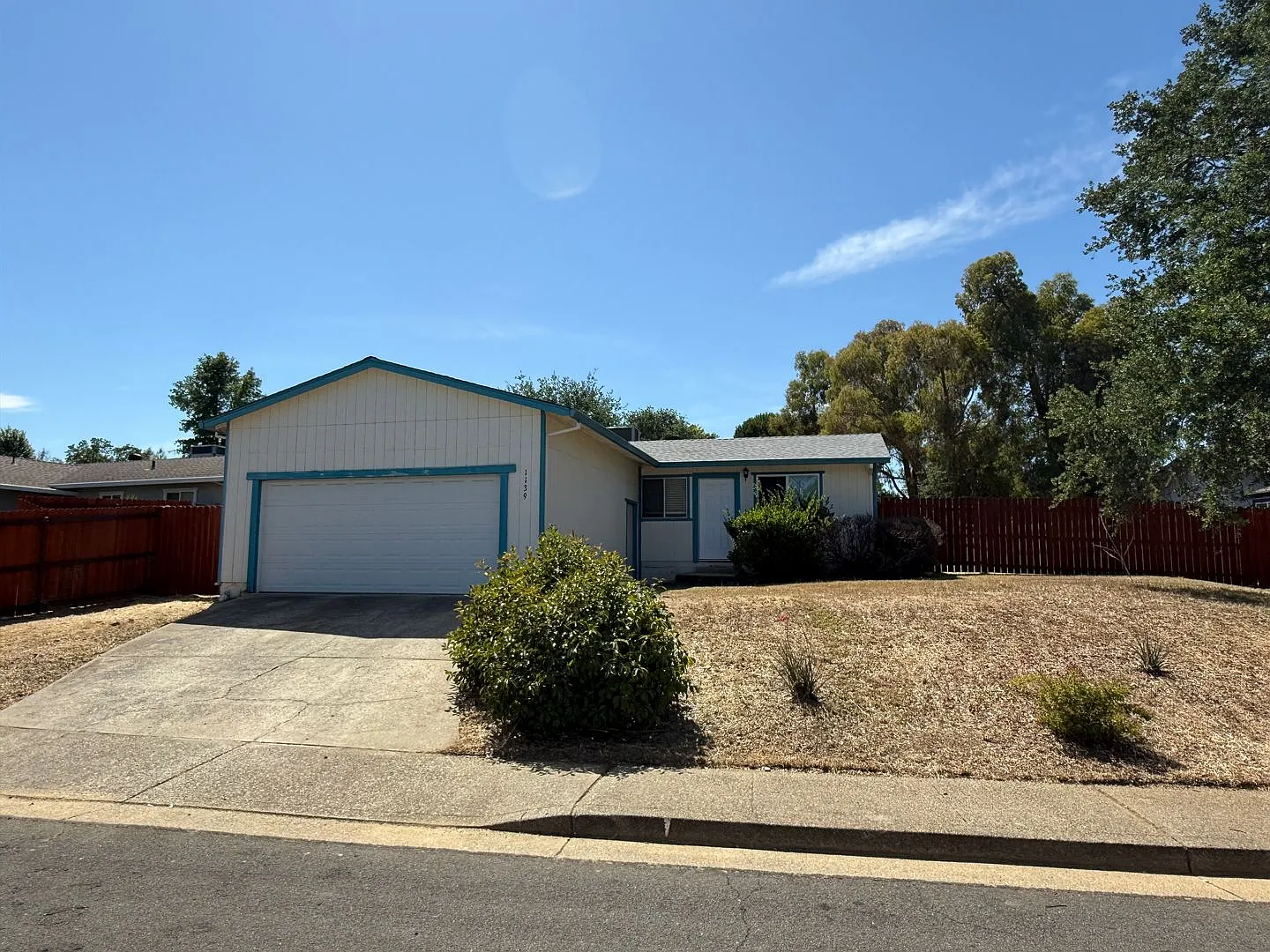 3 bedroom, 2 bathroom home located in the desirable neighborhood! — Photo 1