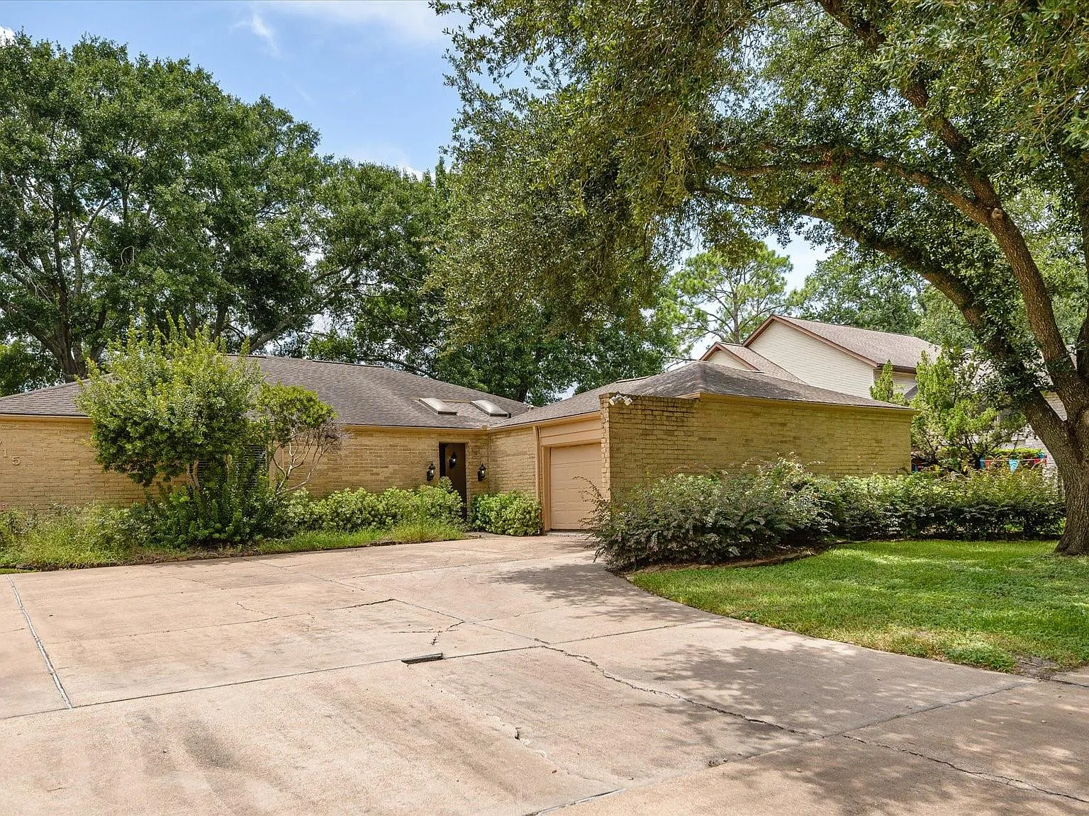 3 bed, 2.5 bath, 2648 sqft, $2,300 — Photo 1