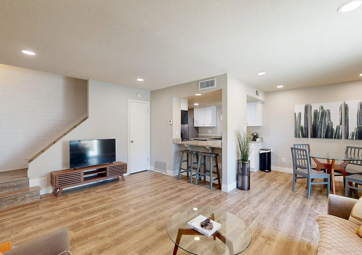 3 bed, 1.0 bath, 991 sqft, $2,000 — Photo 1