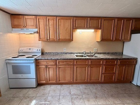 2nd image of 19 Lantern Rd #U-1side