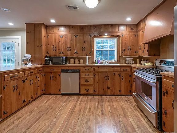 Kitchen w/ oven/stove, refrigerator, dishwasher