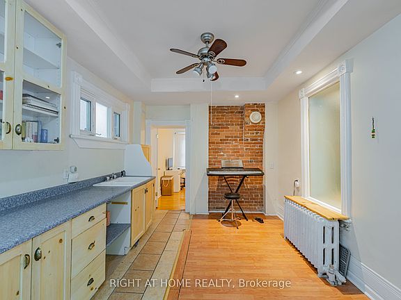 4th image of 220 Lyon St N #B