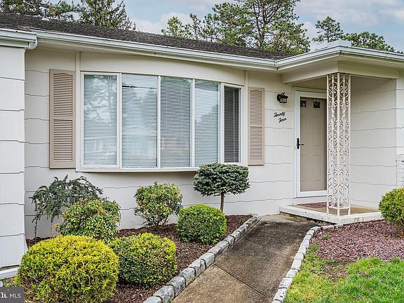 3rd image of 24 Beaverbrook Dr