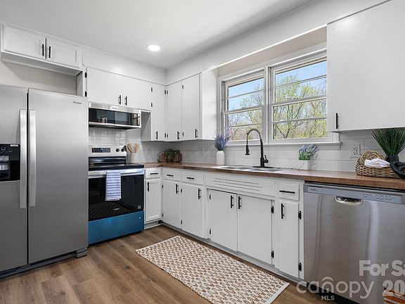4th image of 1231 2nd St SE