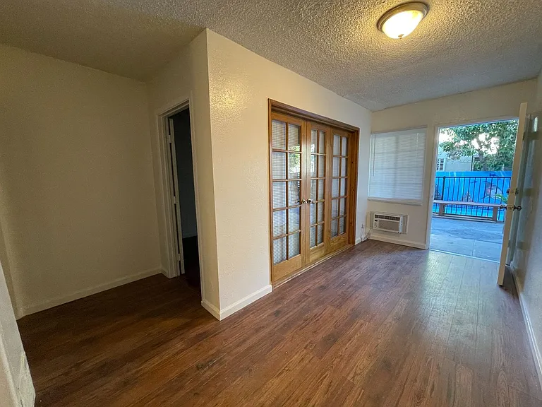 Hollywood & Highland Walkable Apartment Community — Photo 9
