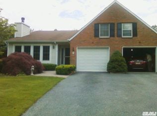 4 Chippendale Dr, Mount Sinai, NY 11766