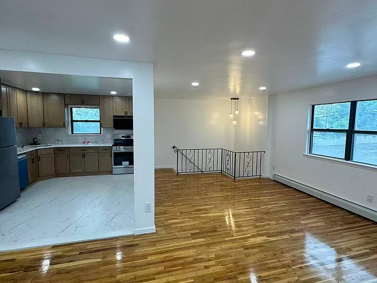 376 Newbridge Rd — Photo 1