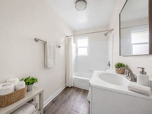 2nd image of 1818 E 5th St APT 5