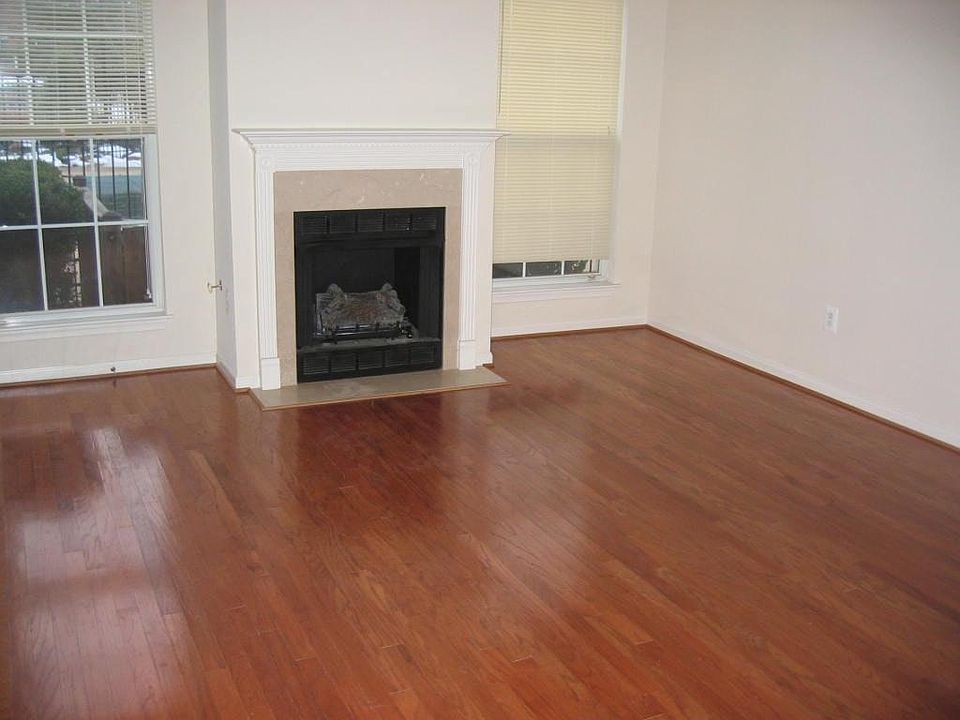 Living Room with Fireplace (Gas)