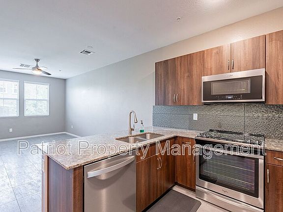 5th image of 2334 E Huntington Dr