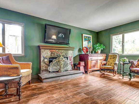 2nd image of 3251 Victory Ln
