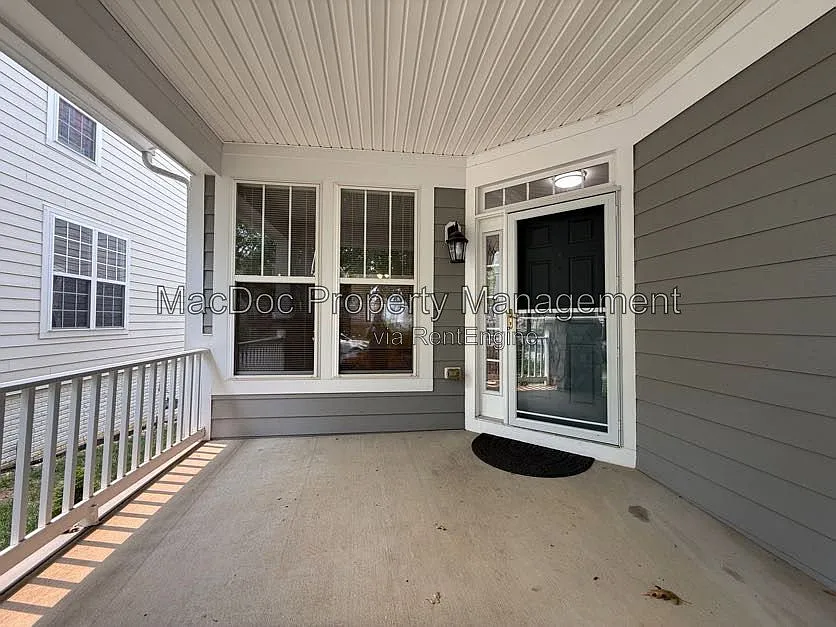 5 bed, 4.5 bath, 4500 sqft, $3,645 — Photo 2