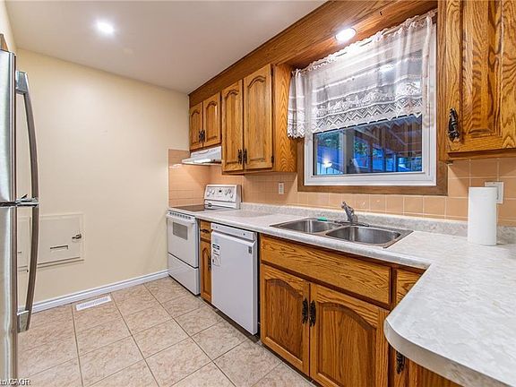 3rd image of 136 Macgregor Cres