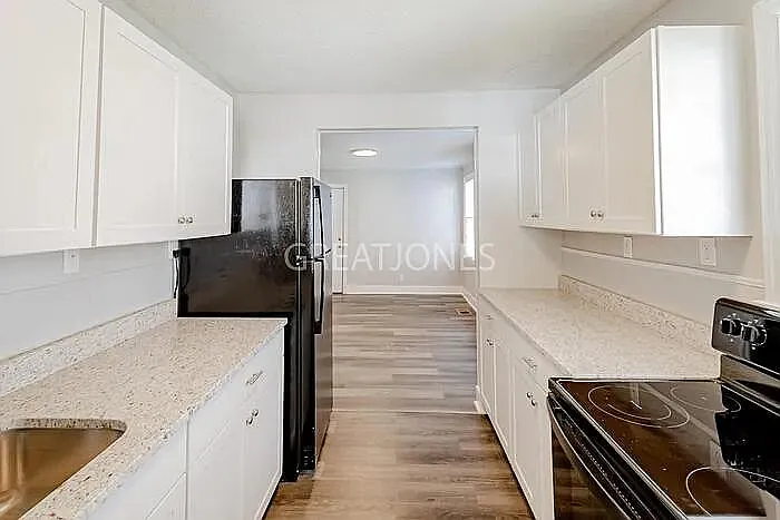3 bed, 1.0 bath, 892 sqft, $872 — Photo 3