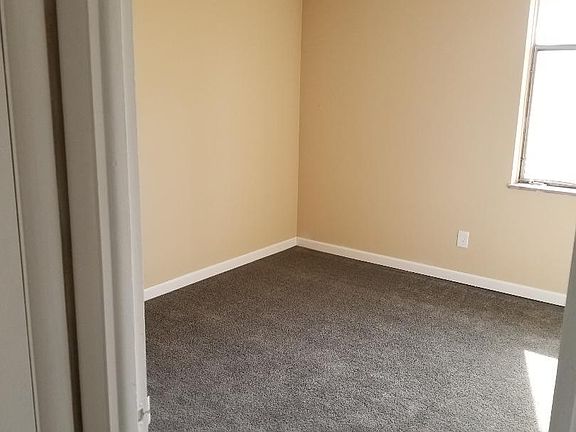 3rd image of 17623 Lake Shore Blvd