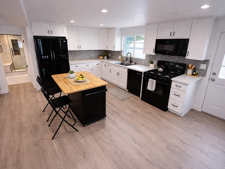 open floor plan, 
clean look Kitchean