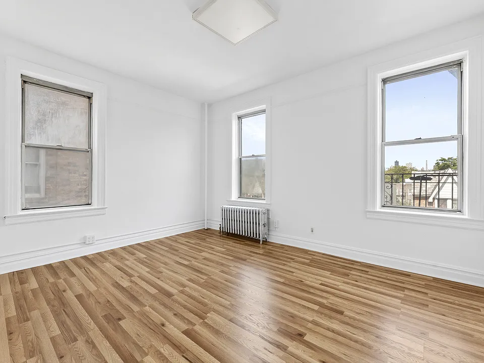 35-21 28th St #C8