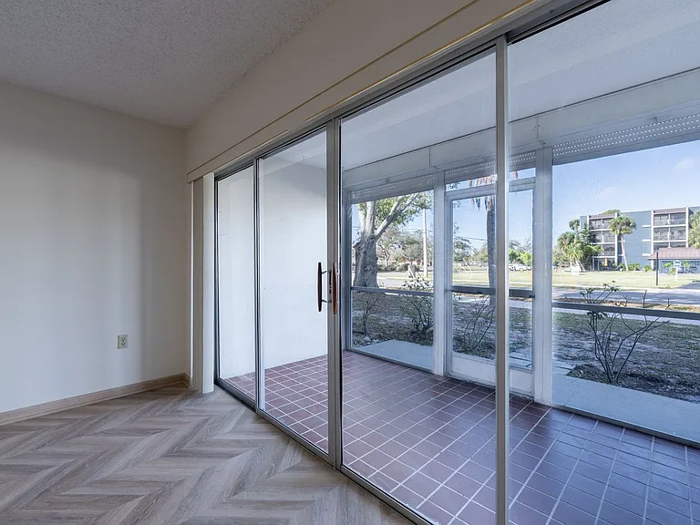 2300 Aaron St #114 — Photo 7